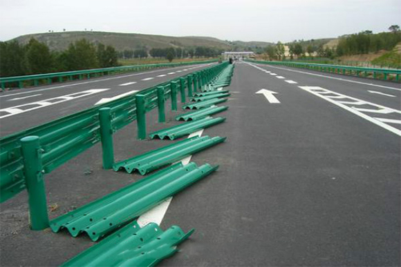 新余波形护栏的维护与管理确保道路安全的关键步骤